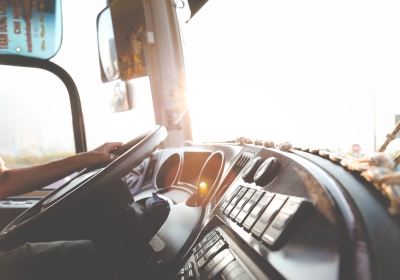 Buschauffeur achter het stuur van een bus